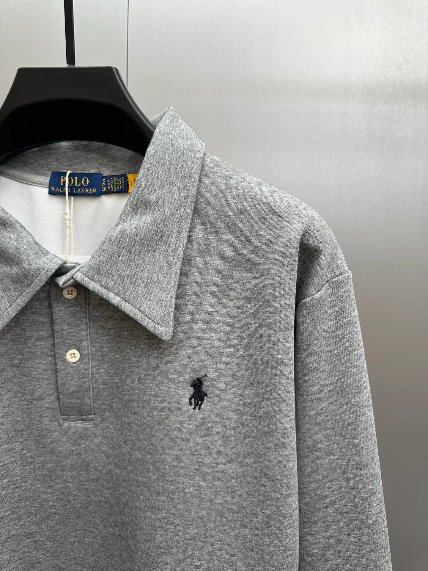 P260 💰Ralph Lauren/Ralph Lauren 2025 new lapel sweatshirt, classic pony logo embroidered Polo shirt, simple and versatile ~ super delicate and soft, close to the body without being tied. Perfectly reflects the brand's sense of superiority. The fabric is full of three-dimensionality, the loose fit is standard, comfortable to stretch, unrestricted in movement, and highly practical to wear. Classic and simple style, with pony embroidery pattern on the chest, imported machines, three-dimensional and full. Original Polo milk white buttons, taking into account warmth and cool lines. Whether worn alone or layered, you can create different styles of fashion with just one piece. The workmanship is exquisite and shipped from a major foreign trade factory. It is all done by master craftsmen with many years of experience. Everything is of high standards and requirements. All fabrics and accessories are original custom-made and of high quality. It perfectly embodies the brand's sense of superiority, is highly wearable, and is high-end and classy. Versatile and versatile!  Color: black, white, gray, brown, navy size: S M L XL